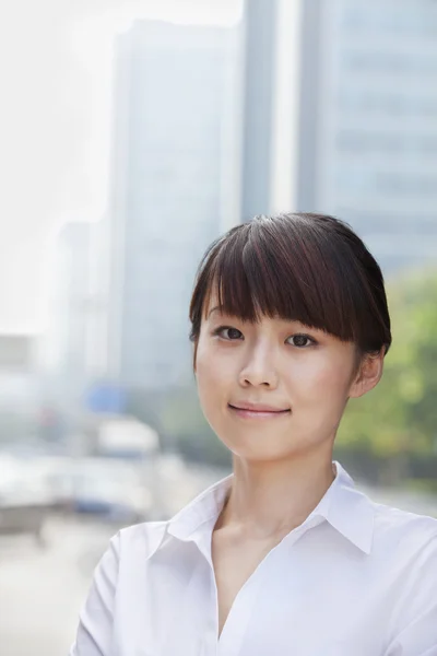 Joven empresaria sonriendo — Foto de Stock