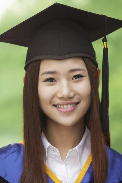 Mujer graduándose de la universidad —  Fotos de Stock