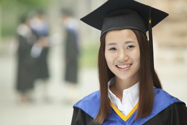 Jovem Universitária Feminina Graduada — Fotografia de Stock