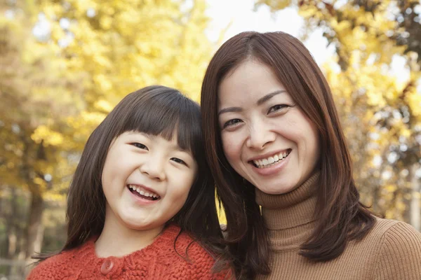 Mor och dotter hösten — Stockfoto