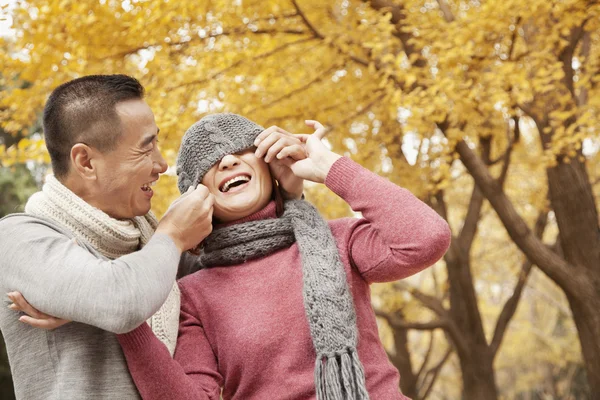 Pareja disfrutando de un parque en otoño —  Fotos de Stock