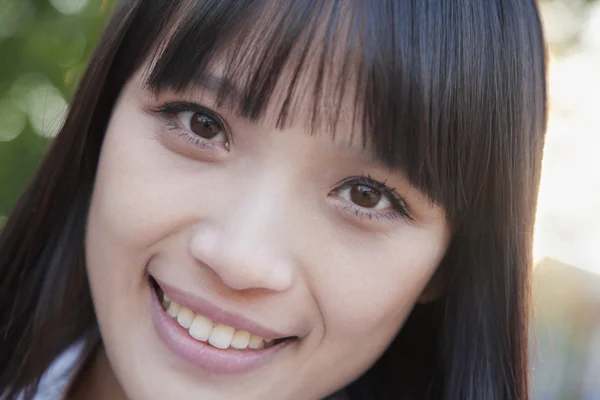 Girl Looking at the Camera — Stock Photo, Image