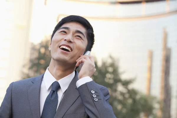 Affärsman som talar i mobiltelefon — Stockfoto