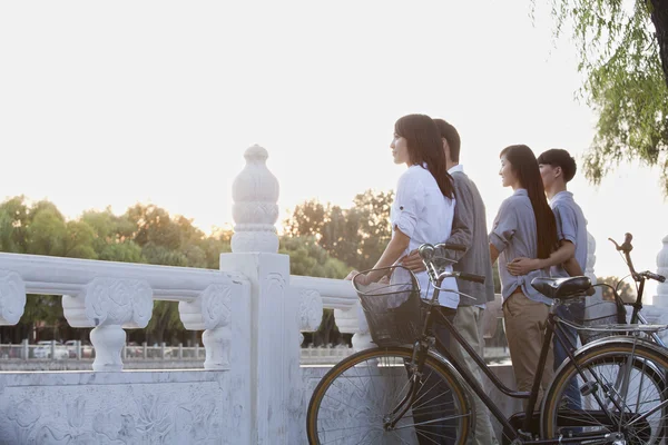 Casais por HouHai Lake com bicicletas — Fotografia de Stock