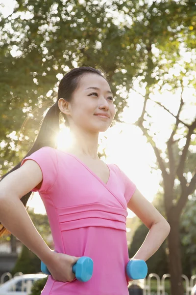 Woman Exercising in Park with Dumbells — Stock Photo, Image