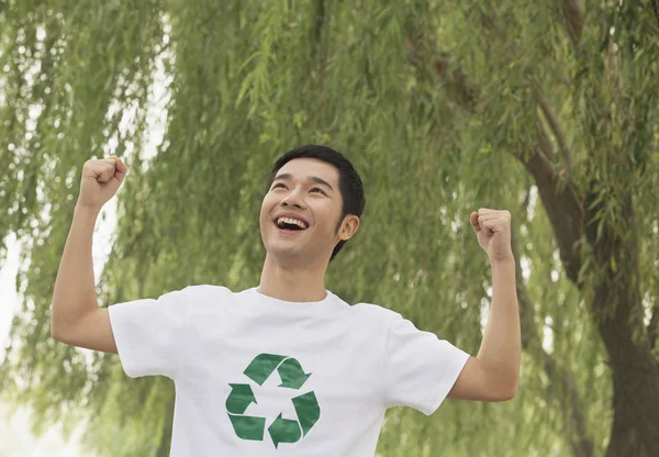 Hombre sonriendo, reciclando símbolo —  Fotos de Stock