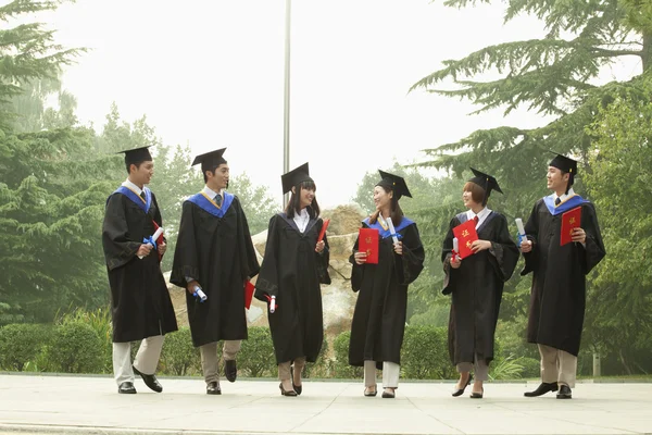 University Graduates With Diplomas — Stock Photo, Image