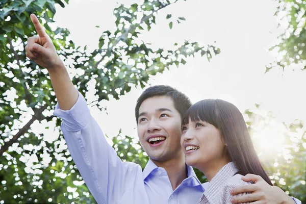 Pareja abrazando y señalando —  Fotos de Stock