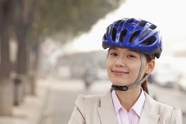 Femme d'affaires qui fait la navette avec un vélo — Photo