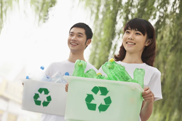 Pessoas reciclando garrafas de plástico — Fotografia de Stock