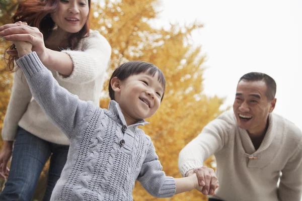 Familj njuter i parken — Stockfoto