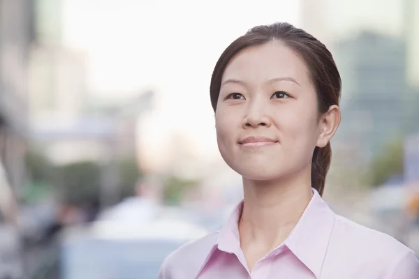 Geschäftsfrau draußen in Peking — Stockfoto