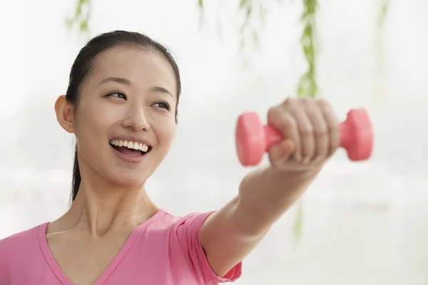 Woman Lifting Weights in the Park — Stock Photo, Image