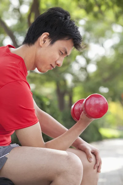 Hombre haciendo ejercicio con mancuerna — Foto de Stock