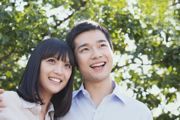 Jeune couple à l'extérieur — Photo