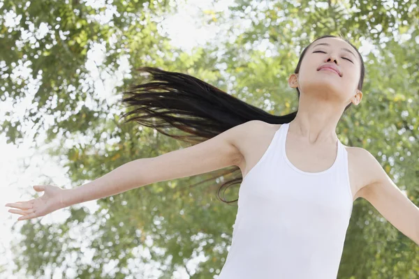 Relaxed Woman in Park — Stockfoto