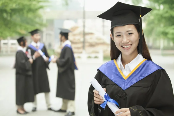Jovem Universitária Feminina Graduada — Fotografia de Stock