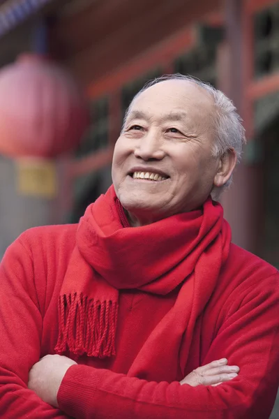 Senior Mann im traditionellen chinesischen Innenhof — Stockfoto