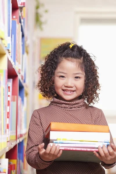 Menina carregando livros — Fotografia de Stock