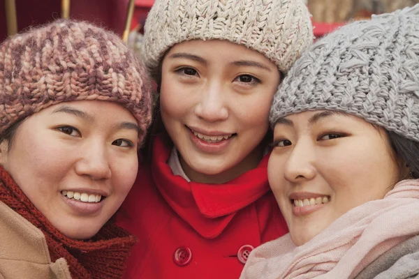 Drie vrienden buiten in de winter — Stockfoto