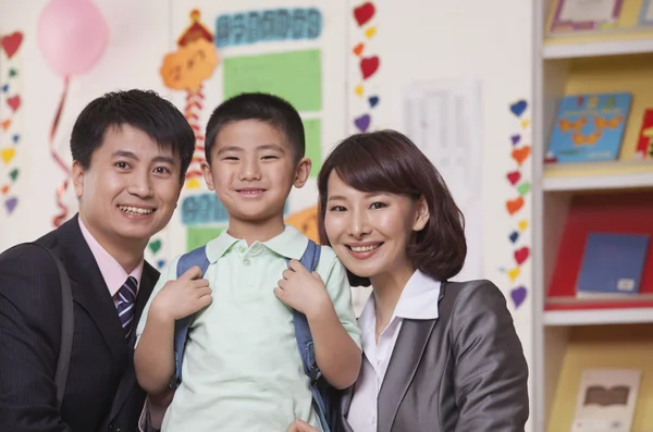 Eltern mit ihrem Sohn im Klassenzimmer — Stockfoto