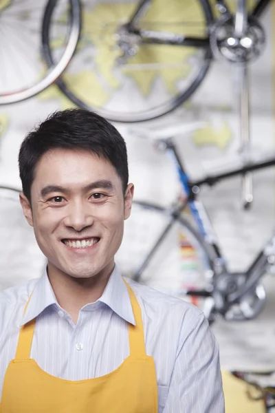 Male mechanic in bicycle store — Stock Photo, Image