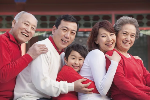 Familia multigeneración en el patio tradicional chino — Foto de Stock