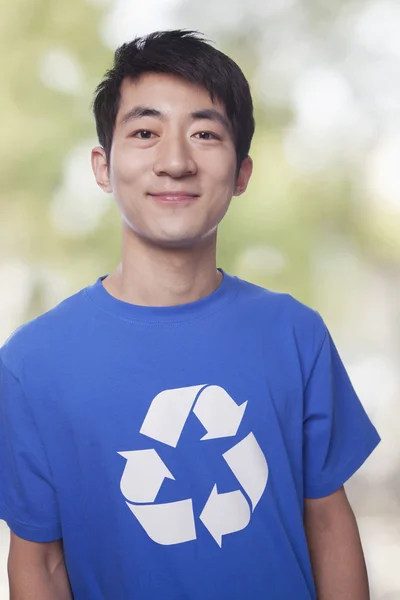 Man met recycling t-shirt — Stockfoto