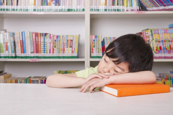 Pojken sover på bok — Stockfoto