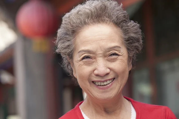 Mulher sênior no pátio chinês tradicional — Fotografia de Stock