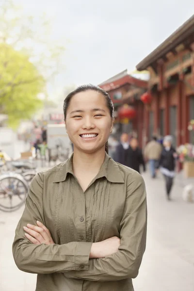 Jonge vrouw in de stad — Stockfoto