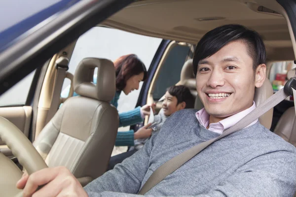 Familie zitten in auto — Stockfoto