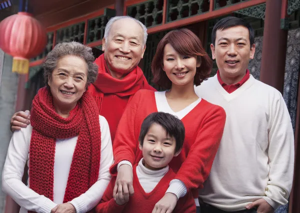 Rodina v tradiční čínské nádvoří — Stock fotografie