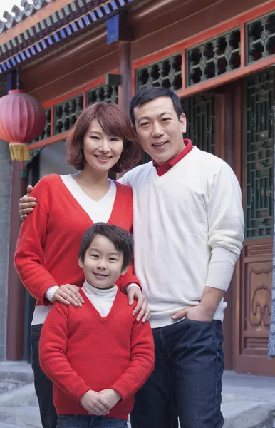 Family portrait outside by a traditional Chinese building — Stock Photo, Image