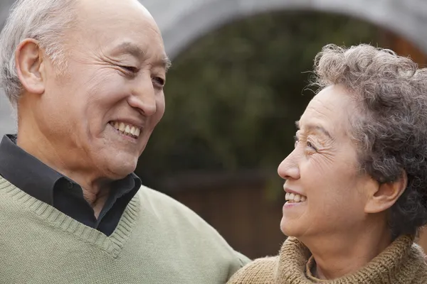 Senior couple in front of round arch — Stock Photo, Image