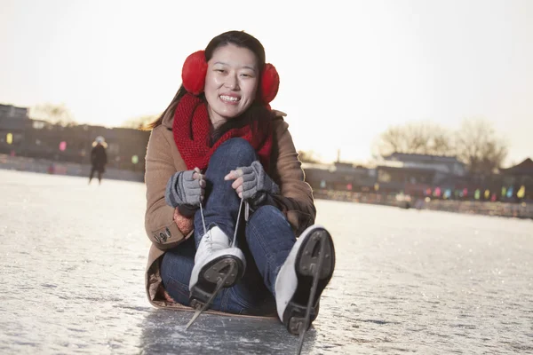 Woman Tying Ice Skates Outside — Stock Photo, Image