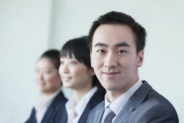 Geschäftsleute in einer Reihe lächeln — Stockfoto