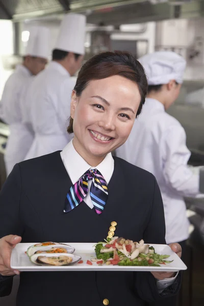 Gastgeberin präsentiert Gourmet-Gericht — Stockfoto