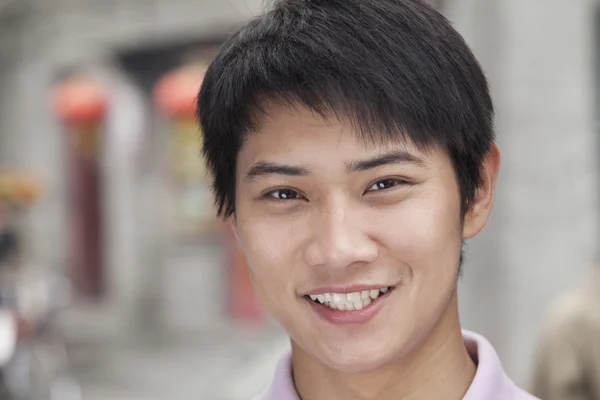 Man looking at camera outdoors — Stock Photo, Image