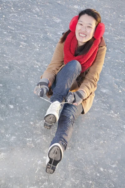 Woman Tying Ice Skates Outside — Stock Photo, Image