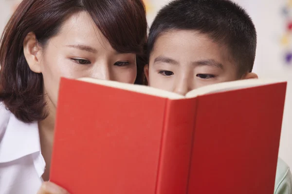 Teacher and Student Reading — Stock Photo, Image