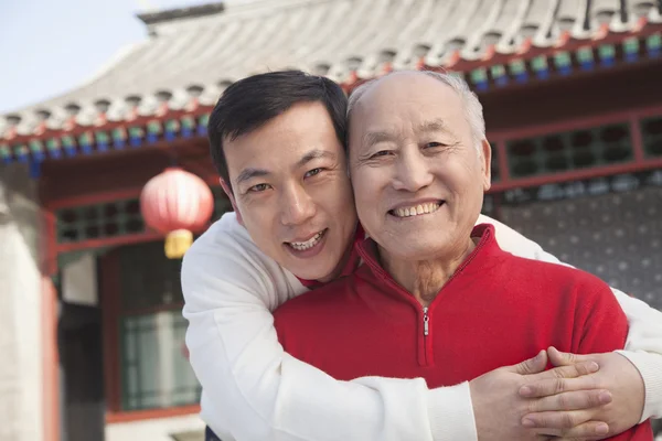 Vater und Sohn draußen — Stockfoto