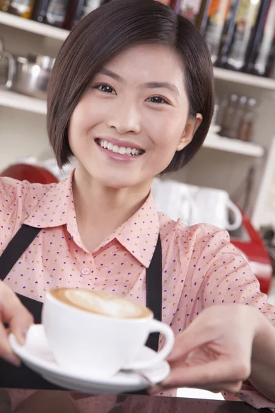 Barista serving coffee — Stock Photo, Image