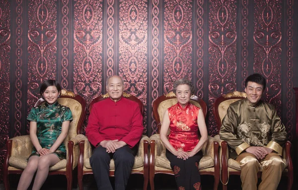 Retrato de família em roupas tradicionais chinesas — Fotografia de Stock