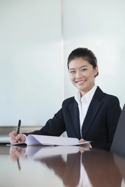 Junge Geschäftsfrau arbeitet im Büro — Stockfoto