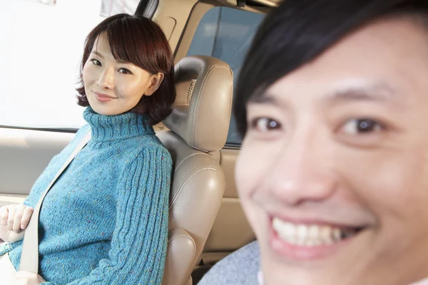 Paar sitzt im Auto — Stockfoto