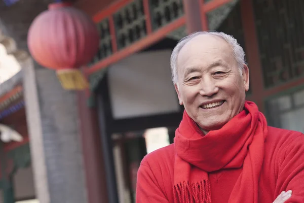 Senior man in traditionele chinese binnenplaats — Stockfoto