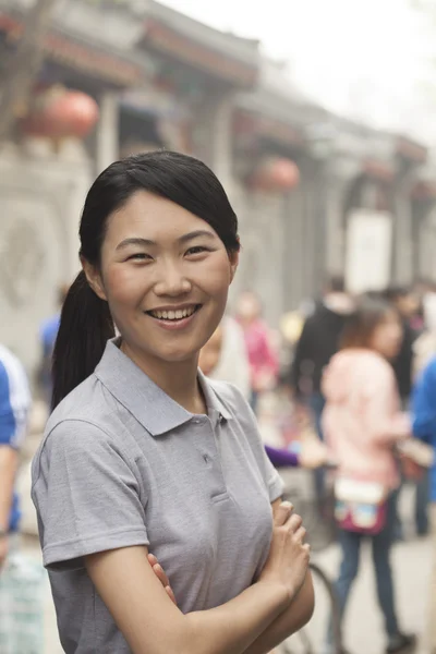 Jonge vrouw die lacht in de stad — Stockfoto