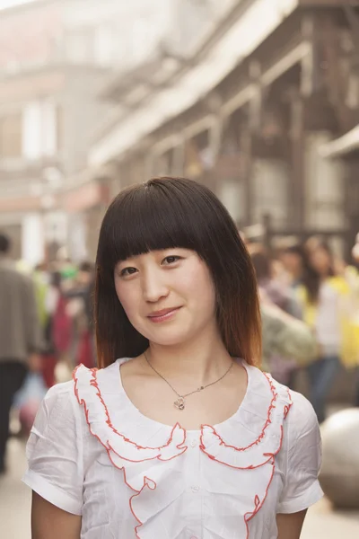 Woman looking at camera outdoors — Stock Photo, Image