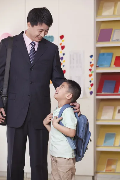 Padre e hijo en la escuela — Foto de Stock